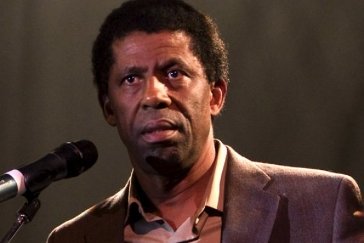 «Ce qui a ému les gens du monde entier, ce n'est pas uniquement la puissance des dégâts, mais la manière élégante, forte et digne avec laquelle les Haïtiens font face à ce grand malheur», déclare l'écrivain Dany Laferrière. «Ce qui a ému les gens du monde entier, ce n'est pas uniquement la puissance des dégâts, mais la manière élégante, forte et digne avec laquelle les Haïtiens font face à ce grand malheur», déclare l'écrivain Dany Laferrière.