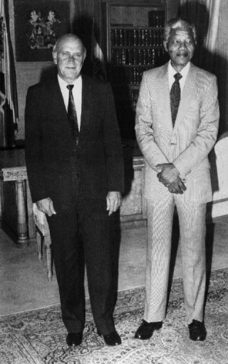 Frederik Willem de Klerk et Nelson Mandela le 9 février 1990 au Cap South Africa’s president Frederik W. De Klerk (L) poses with the world most famous prisoner and leader of the African National