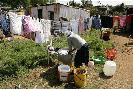 A Munsieville, à la sortie de Johannesbourg. Vingt ans après la libération de Nelson Mandela, l'Afrique du Sud connaît une vie démocratique intense, mais une grande partie de la population est toujours plongée dans la misère. A Munsieville, à la sortie de Johannesbourg. Vingt ans après la libération de Nelson Mandela, l'Afrique du Sud connaît une vie démocratique intense, mais une grande partie de la population est toujours plongée dans la misère.