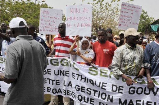 Sénégal: l'opposition manifeste, le monument de la Renaissance inauguré