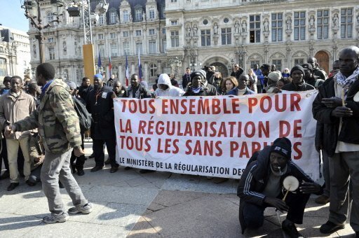 Des personnes participent à un rassemblement sur le parvis de l'Hôtel de Ville à Paris, le 1 mars 2010, dans le cadre de la Des personnes participent à un rassemblement sur le parvis de l'Hôtel de Ville à Paris, le 1 mars 2010, dans le cadre de la