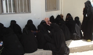 Rassemblement de femmes voilées devant la prison centrale de Nouakchott Rassemblement de femmes voilées devant la prison centrale de Nouakchott