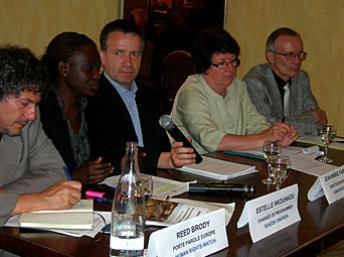 De g. à dr., Reed Brody (HRW), Estelle Nkounkou-Ngongo (ROADDH), Jean-Marie Fardeau (HRW-France), Catherine Choquet (LDH) et Patrick Baudoin (FIDH). Marion Urban/RFI