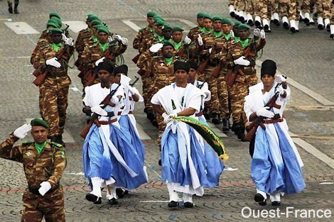 Un défilé du 14 Juillet chamarré mais contesté (Un détachement mauritanien descendant les Champs-Élysées) Un défilé du 14 Juillet chamarré mais contesté (Un détachement mauritanien descendant les Champs-Élysées)