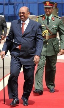Le président soudanais Omar el-Béchir se dirige vers son avion à Khartoum, à destination du Tchad le 21 juillet 2010 Le président soudanais Omar el-Béchir se dirige vers son avion à Khartoum, à destination du Tchad le 21 juillet 2010