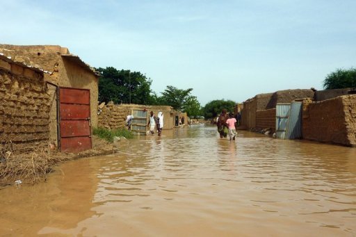 Des habitants quittent leurs habitations à Niamey après des inondations, le 6 août 2010