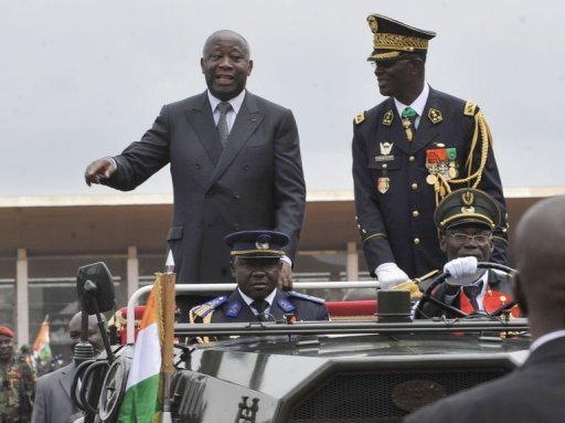 Le chef de l'Etat ivoirien, Laurent Gbagbo (G) et le général en chef Phillipes Mangou lors du 50e anniversaire de l'indépendance, le 7 août 2010