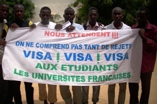 La police disperse un sit-in d’étudiants organisé contre le rejet de leur demande de visa d’entrée en France La police disperse un sit-in d’étudiants organisé contre le rejet de leur demande de visa d’entrée en France