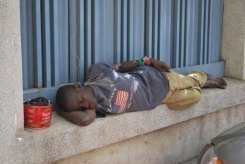 Un enfant "talibés" dort dans la rue, le 16 avril 2010 à Dakar Un enfant "talibés" dort dans la rue, le 16 avril 2010 à Dakar