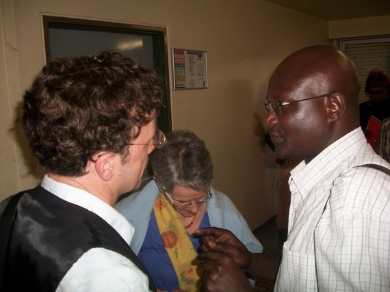 M Hamdo Rabbi Sy en discussion avec M Alain Lerat membre de l'AVOMM