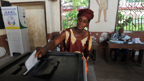 Une électrice dans un bureau de vote de la capitale, Conakry Une électrice dans un bureau de vote de la capitale, Conakry