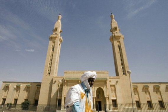 Un homme marche devant la mosquée Saudi, au centre de Nouakchott. Autrefois prisée des touristes, la capitale de la Mauritanie n'est plus fréquentée que par des gens d'affaires. Un homme marche devant la mosquée Saudi, au centre de Nouakchott. Autrefois prisée des touristes, la capitale de la Mauritanie n'est plus fréquentée que par des gens d'affaires.