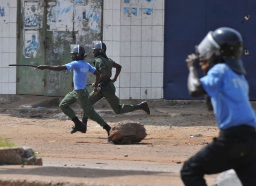 La police poursuit des partisans du candidat Cellou Dalein Diallo le 15 novembre 2010 à Conakry.