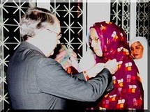La France décore une mauritanienne, militante des droits de l'Homme. La France décore une mauritanienne, militante des droits de l'Homme.