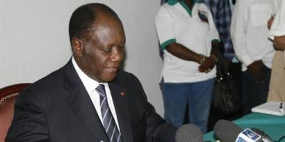 Alassane Ouattara face aux journalistes peut après l'annonce par le CEI de sa victoire à la présidentielle le 2 décembre 2010. Alassane Ouattara face aux journalistes peut après l'annonce par le CEI de sa victoire à la présidentielle le 2 décembre 2010.