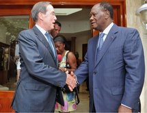 Le secrétaire général de l'Elysée Claude Guéant et Alassane Ouattara, alors candidat à la présidence, le 3 octobre 2010 à Abidjan Le secrétaire général de l'Elysée Claude Guéant et Alassane Ouattara, alors candidat à la présidence, le 3 octobre 2010 à Abidjan