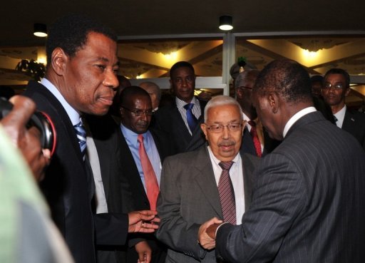 Alassane Ouattara serre la main du président du Cap Vert Pedro Pires Alassane Ouattara serre la main du président du Cap Vert Pedro Pires