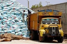 Des sacs de riz sont chargés sur un camion dans un entrepôt de la banlieue de Dakar Des sacs de riz sont chargés sur un camion dans un entrepôt de la banlieue de Dakar