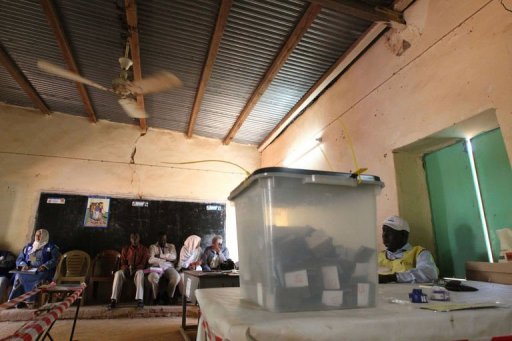 Des observateurs soudanais dans un bureau de vote de Khartoum, le 12 janvier 2011 Des observateurs soudanais dans un bureau de vote de Khartoum, le 12 janvier 2011