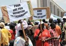 Casamance: une foule de femmes marche pour l'arrêt des "tueries" Casamance: une foule de femmes marche pour l'arrêt des "tueries"