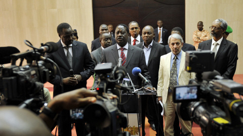 Le premier ministre kényan, Raila Odinga, à l'aéroport d'Abidjan, a constaté l'échec de sa tentative de négociation.