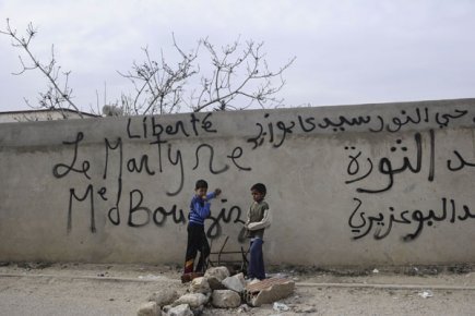 À Sidi Bouzid, le nom de Mohamed Bouazizi est synonyme de héros et de martyr. À Sidi Bouzid, le nom de Mohamed Bouazizi est synonyme de héros et de martyr.