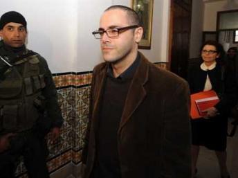 Le blogueur tunisien Slim Amamou, devenu secrétaire d'Etat à la Jeunesse et aux Sports, se rendant à son premier conseil des ministres le 20 janvier. Le blogueur tunisien Slim Amamou, devenu secrétaire d'Etat à la Jeunesse et aux Sports, se rendant à son premier conseil des ministres le 20 janvier.