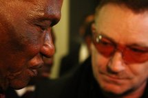 Aide à l'Afrique: Bono appelle Nicolas Sarkozy à faire plus que des discours