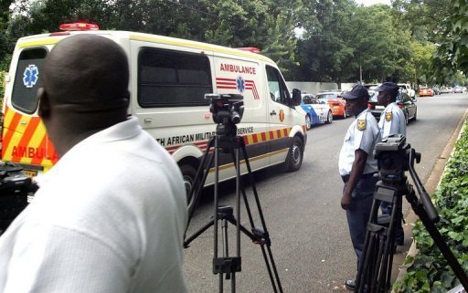 Une ambulance transportant Nelson Mandela arrive à son domicile, le 28 janvier 2011 à Johannesburg