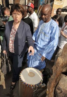 La dirigeante socialiste française Martine Aubry sur un marché de Dakar à l’occasion du Forum social mondial, le 7 février 2011 La dirigeante socialiste française Martine Aubry sur un marché de Dakar à l’occasion du Forum social mondial, le 7 février 2011