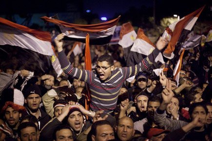 Moubarak s'accroche, les manifestants furieux Moubarak s'accroche, les manifestants furieux