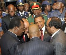 De gauche à droite: Idriss Deby Itno, Jacob Zuma, Jakaya Kikwete et Mohamed Ould Abdel Aziz à Abidjan le 21 février 2011 De gauche à droite: Idriss Deby Itno, Jacob Zuma, Jakaya Kikwete et Mohamed Ould Abdel Aziz à Abidjan le 21 février 2011