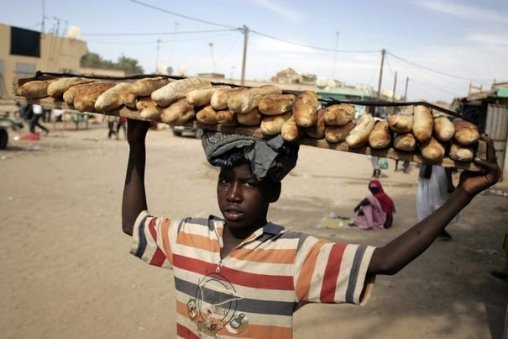 Un jeune garçon à Nouakchott, capitale de la Mauritanie Un jeune garçon à Nouakchott, capitale de la Mauritanie