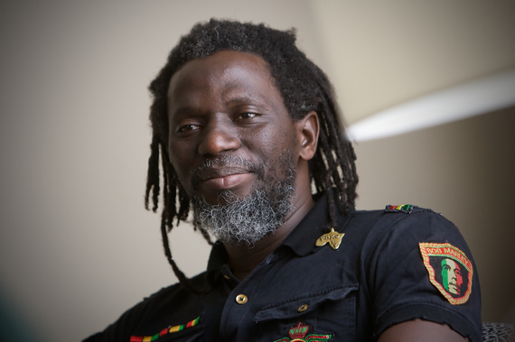 « Personne n’est né esclave. On a fait de nous des esclaves.» Et Tiken Jah Fakoly tente d'émanciper l'Afrique avec sa musique et ses mots. (Photo Rue Frontenac, Montréal) « Personne n’est né esclave. On a fait de nous des esclaves.» Et Tiken Jah Fakoly tente d'émanciper l'Afrique avec sa musique et ses mots. (Photo Rue Frontenac, Montréal)