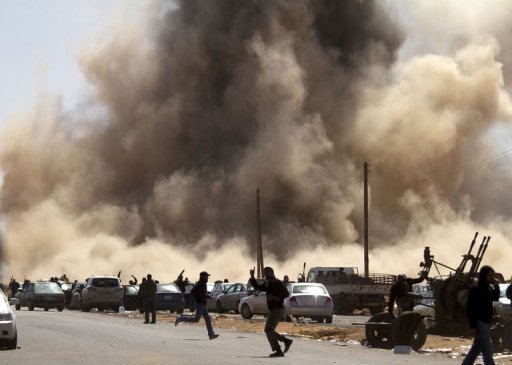 Raid aérien sur Ras Lanouf, le 7 mars 2011 en Libye A chaque passage de l’avion militaire, un feu nourri a éclaté de toutes les armes au sol, batteries antiaériennes, lance-grenades ou simples armes automatiques, visant l’origine supposée du brui Raid aérien sur Ras Lanouf, le 7 mars 2011 en Libye A chaque passage de l’avion militaire, un feu nourri a éclaté de toutes les armes au sol, batteries antiaériennes, lance-grenades ou simples armes automatiques, visant l’origine supposée du brui