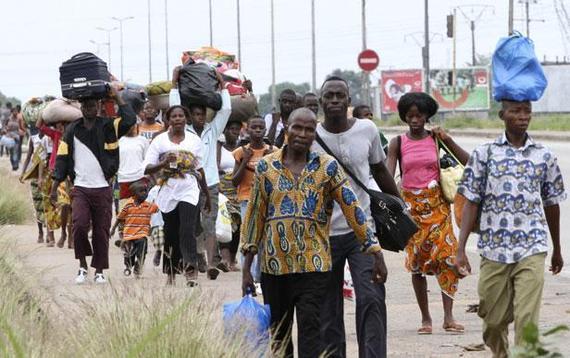 Des habitants fuient Abidjan, en Côte d'Ivoire Des habitants fuient Abidjan, en Côte d'Ivoire