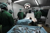 Les médecins d'une mission de l'ONU à Abidjan tentent de sauver un homme blessé par balle lors des derniers affrontements entre les partisans et les opposants du gouvenement. Les médecins d'une mission de l'ONU à Abidjan tentent de sauver un homme blessé par balle lors des derniers affrontements entre les partisans et les opposants du gouvenement.