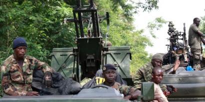 Des membres des forces pro-Ouattara à Duékoué dans l'ouest de la Côte d'Ivoire, le 29 mars 2011. Des membres des forces pro-Ouattara à Duékoué dans l'ouest de la Côte d'Ivoire, le 29 mars 2011.