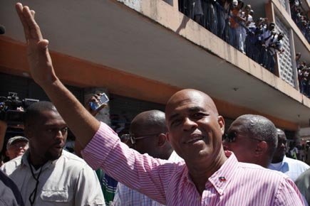 Michel Martelly, un chanteur populaire de 50 ans surnommé «crâne chauve» par ses fans, succèderait, si ces premiers résultats sont confirmés, au président René Préval à la tête du pays le plus pauvre des Amériques pour un mandat de cinq ans. Michel Martelly, un chanteur populaire de 50 ans surnommé «crâne chauve» par ses fans, succèderait, si ces premiers résultats sont confirmés, au président René Préval à la tête du pays le plus pauvre des Amériques pour un mandat de cinq ans.