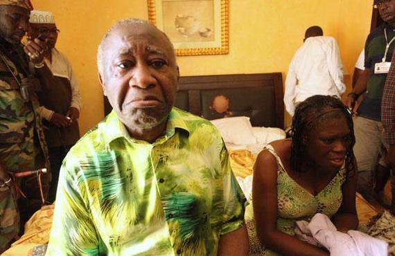 Le président ivoirien sortant Laurent Gbagbo et son épouse Simone à l'hôtel du Golf à Abidjan, après leur arrestation, le 11 avril 2011. —REUTERS/Stringer Le président ivoirien sortant Laurent Gbagbo et son épouse Simone à l'hôtel du Golf à Abidjan, après leur arrestation, le 11 avril 2011. —REUTERS/Stringer