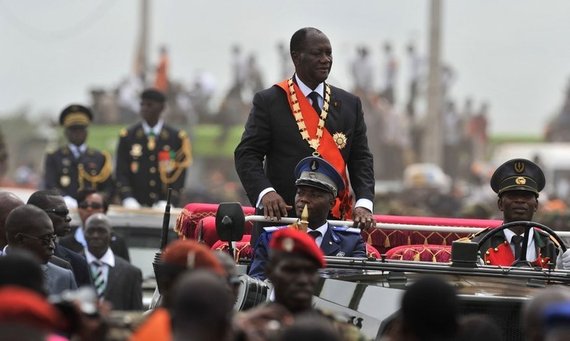 Le nouveau président ivoirien Alassane Ouattara est sorti saluer la foule après la cérémonie d'investiture.