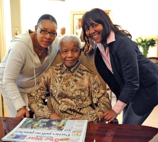 Nelson Mandela entre sa fille Zenani Dlamini et sa petite-fille Ndileka le 18 mai 2011à Johannesburg Nelson Mandela entre sa fille Zenani Dlamini et sa petite-fille Ndileka le 18 mai 2011à Johannesburg