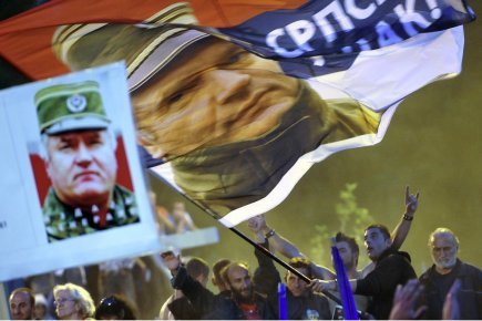 Entre 10 à 15 000 Serbes ultra-nationalistes se sont rassemblés dans le centre de Belgrade pour témoigner leur soutien à Mladic.
