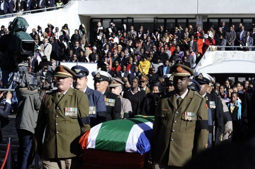 Des membres de l'armé sud-africaine portent le cercueil de l'héroïne de la lutte anti-apartheid, Albertina Sisulu, le 11 juin 2011 à Soweto Des membres de l'armé sud-africaine portent le cercueil de l'héroïne de la lutte anti-apartheid, Albertina Sisulu, le 11 juin 2011 à Soweto