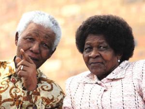 Albertina Sisulu et Nelson Mandela en juin 2005 à Johannesbourg à l'occasion des 50 ans de la charte de la liberté Albertina Sisulu et Nelson Mandela en juin 2005 à Johannesbourg à l'occasion des 50 ans de la charte de la liberté