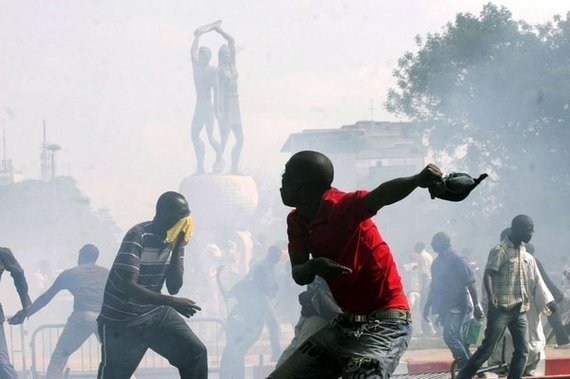 Des milliers de manifestants opposés à une réforme constitutionnelle au Sénégal ont affronté jeudi les forces de l'ordre à Dakar, transformée par endroits en ville morte. Des milliers de manifestants opposés à une réforme constitutionnelle au Sénégal ont affronté jeudi les forces de l'ordre à Dakar, transformée par endroits en ville morte.