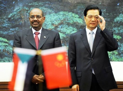 Le président chinois Hu Jintao et son homologue soudanais Omar el-Béchir, le 29 juin 2011 à Pékin Le président chinois Hu Jintao et son homologue soudanais Omar el-Béchir, le 29 juin 2011 à Pékin