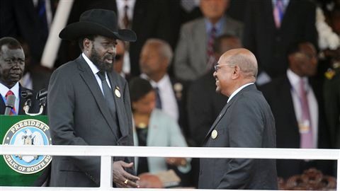 Le président du Sud-Soudan Salva Kiir et le président soudanais Omar el-Béchir lors de la cérémonie à Juba Le président du Sud-Soudan Salva Kiir et le président soudanais Omar el-Béchir lors de la cérémonie à Juba