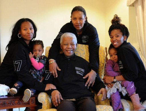 Nelson Mandela entouré par sa famille, à la veille de son 93e anniversaire, le 17 juillet 2011 à Qunu Nelson Mandela entouré par sa famille, à la veille de son 93e anniversaire, le 17 juillet 2011 à Qunu
