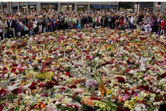 Les Norvégiens rendent hommage aux victimes Les Norvégiens rendent hommage aux victimes